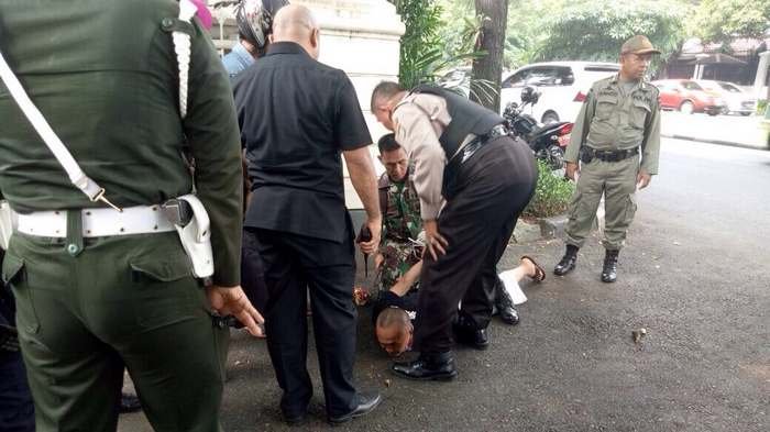 tas-mencurigakan-di-depan-rumah-panglima-tni_20170711_174733.jpg