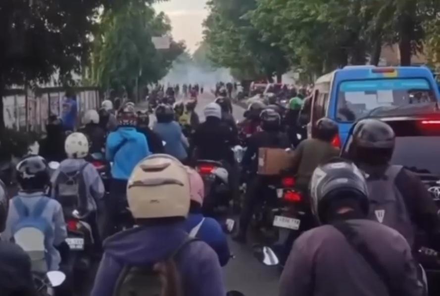 tawuran-di-Jalan-I-Gusti-Ngurah-Rai.jpg