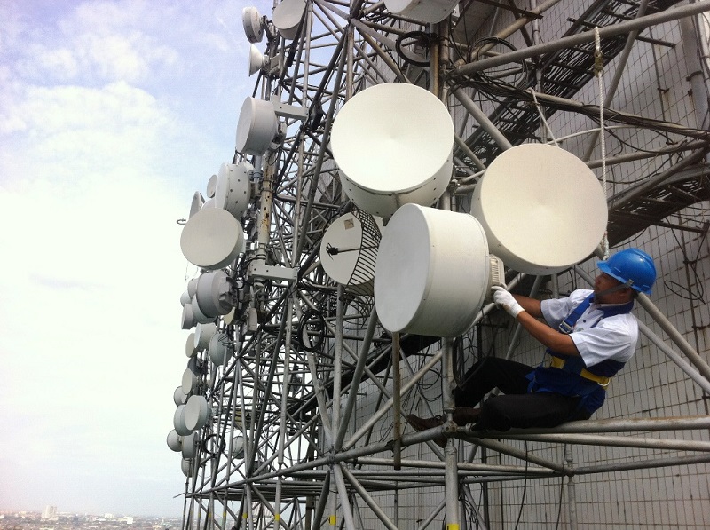 teknisi-indosat-sedang-mengecek-jaringan_20171222_140147.jpg