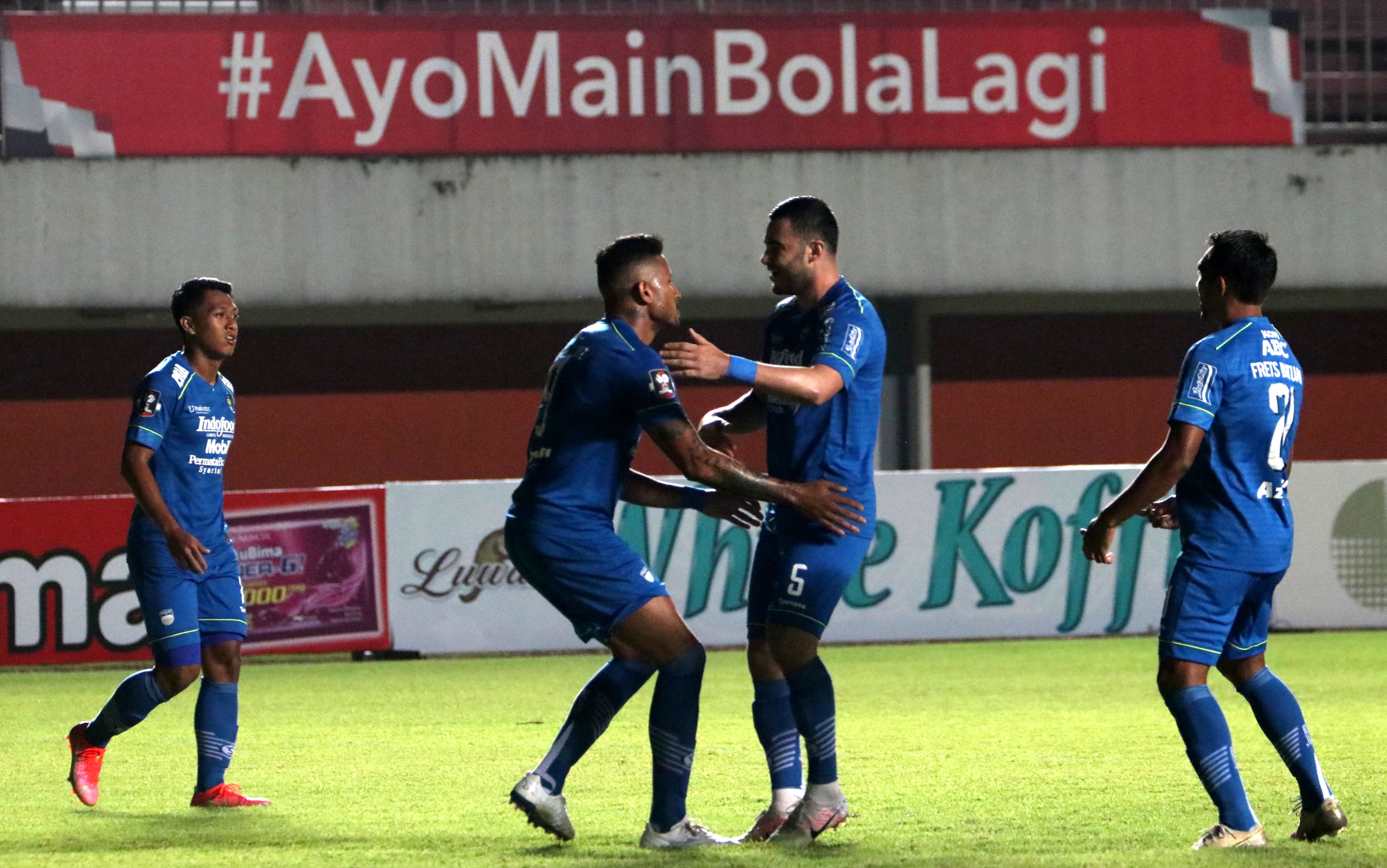 tekuk-persebaya-surabaya-3-2-persib-bandung-melaju-ke-semifinal_20210412_063819.jpg
