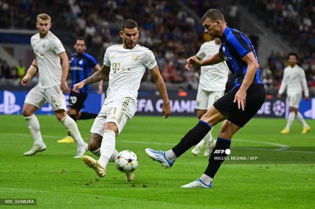 tembakan-dzeko-ke-gawang-bayern-munchen.jpg
