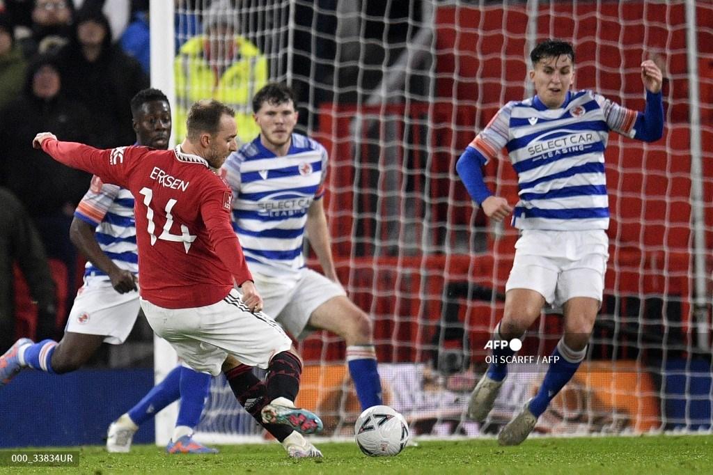 tembakan-gelandang-manchester-united-asal.jpg