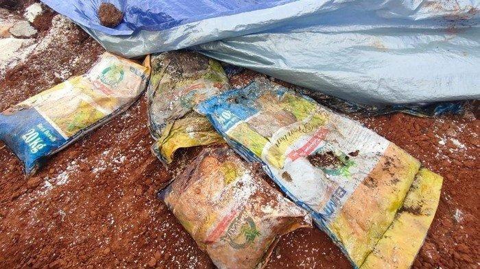 temuan-beras-yang-dikubur-di-depok45u.jpg