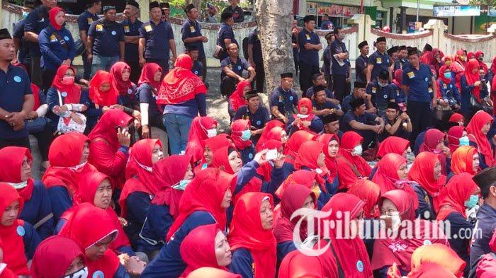 tenaga-honorer-di-kediri-demo_20180918_113909.jpg