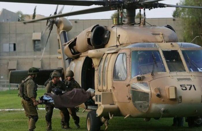 tentara-Israel-IDF-mengvakuasi-rekan-mereka-yang-terluka-menggunakan-helikopter-2.jpg