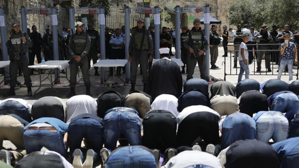 tentara-israel-mengawasi-jamaah-masjid-al-aqsa-palestina-yang-salat-di-luar-masjid_20170720_183001.jpg