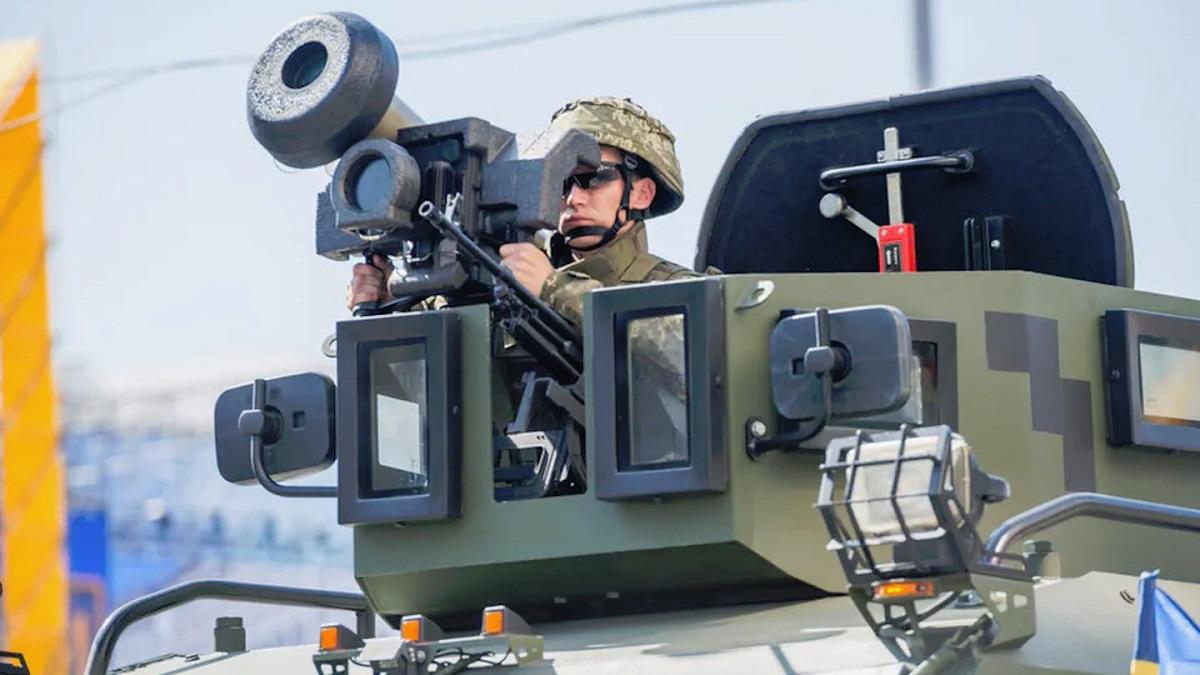 tentara-ukraia-bersiaga-di-atas-tank.jpg