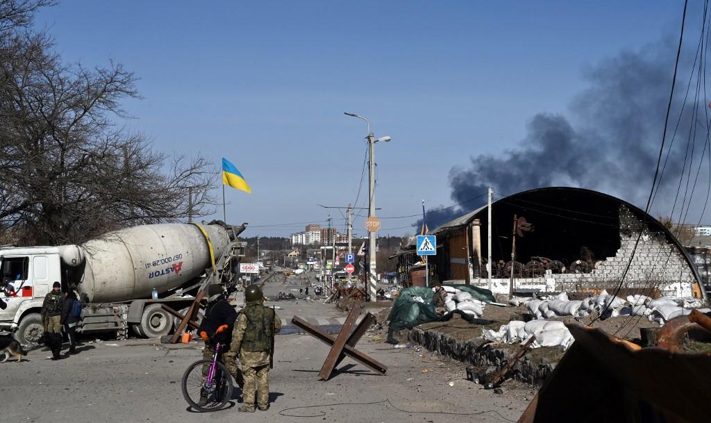 tentara-ukraina-berjaga-jaga-di-irpin-utara-kyiv-pada-12-maret-2022.jpg