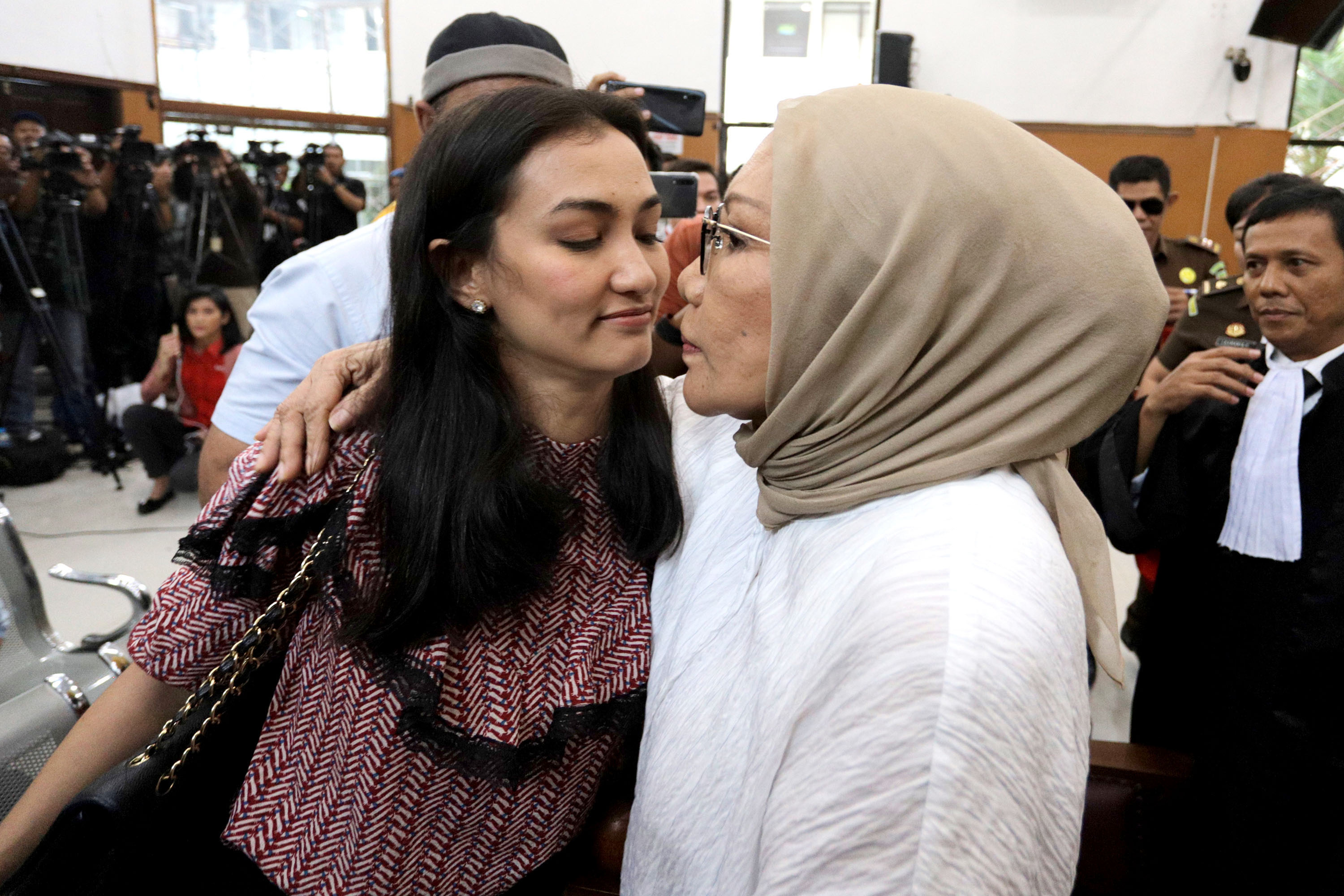 terbukti-sebarkan-hoaks-ratna-sarumpaet-divonis-2-tahun-penjara_20190711_184152.jpg