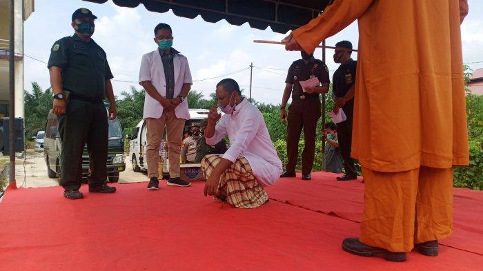 terdakwa-ms-terlihat-berjongkok-dan-minum-saat-menjalani-eksekusi-cambuk.jpg