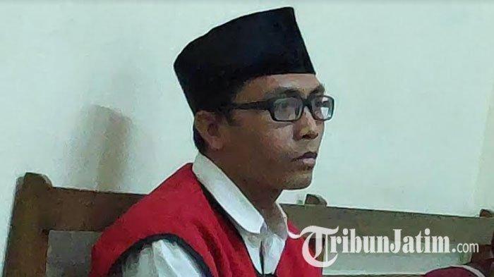 terdakwa-rachmat-slamet-santoso-guru-pramuka-cabul.jpg