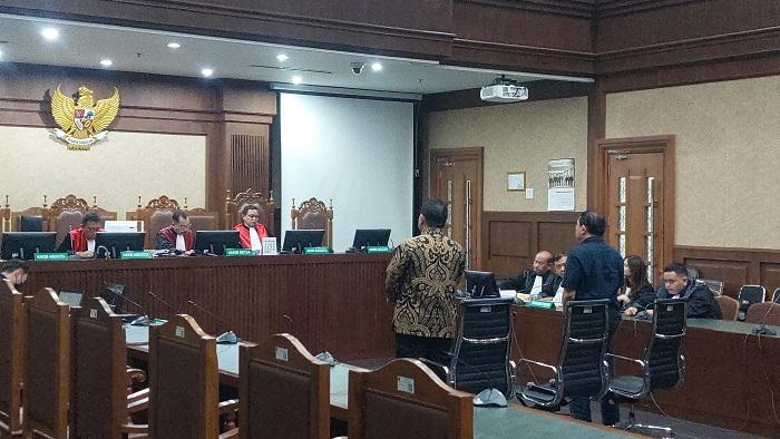 terdakwa-sadikin-rusli-kanan-saat-menjalani-sidang-vonis.jpg