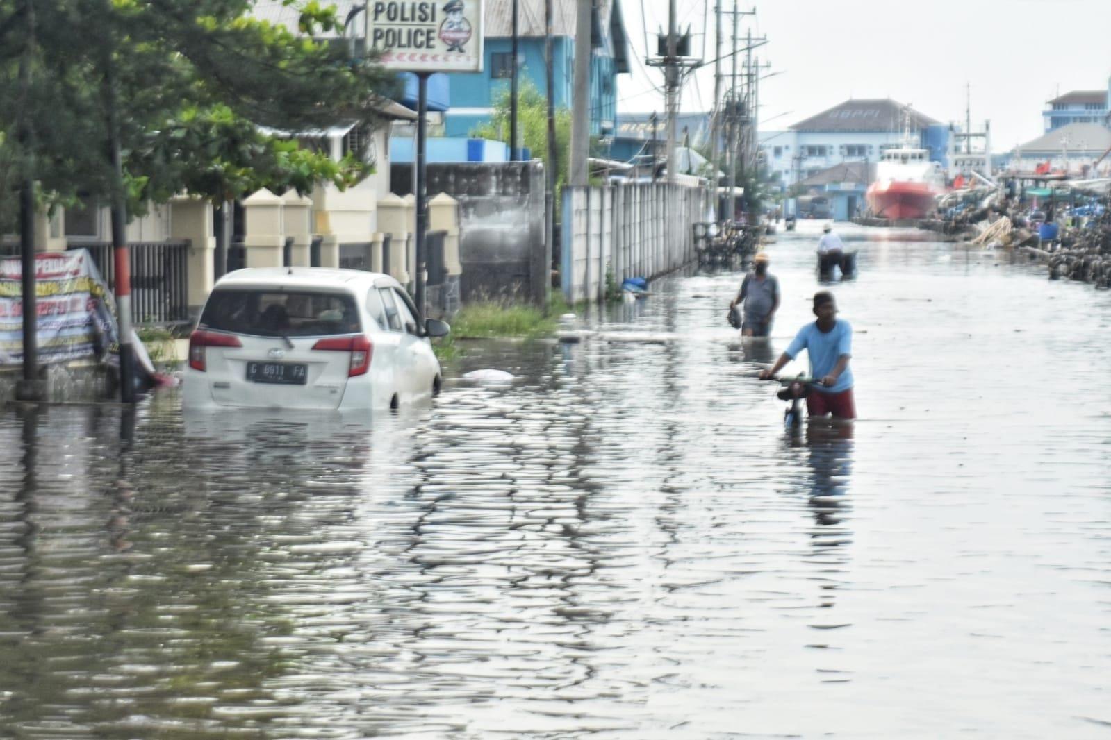 terdampak-banjir-aktivitas-di-pelabuhan-tanjung-emas-semarang-dihentikan-sementara.jpg