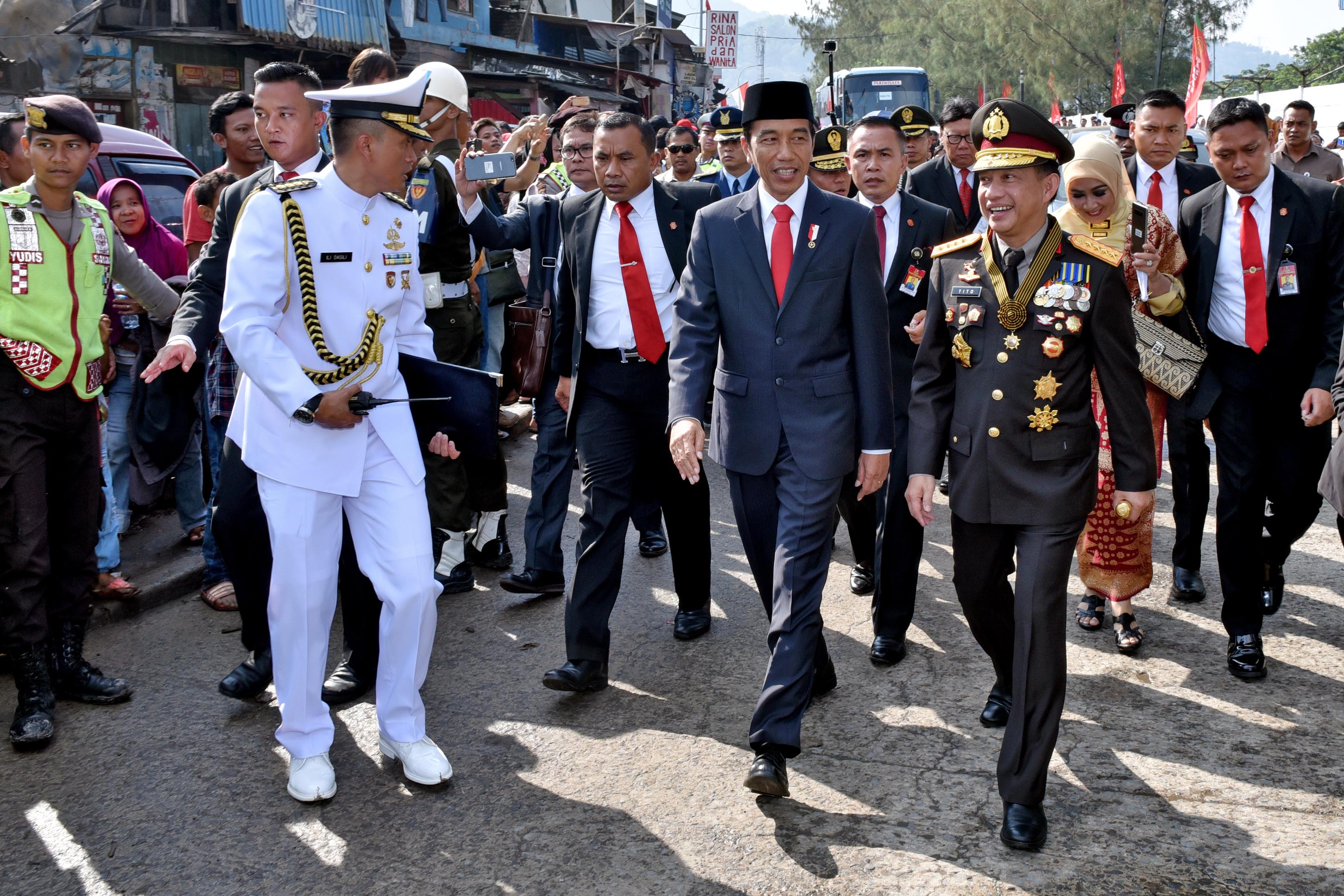 terjebak-macet-jokowi-berjalan-kaki-menuju-perayaan-ultah-tni_20171005_183653.jpg