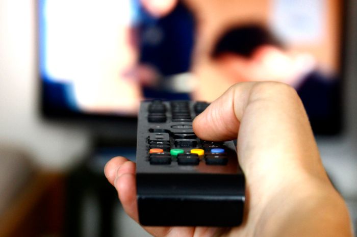 terlalu-banyak-menonton-televisi-ternyata-bisa-meningkatkan-resiko-penyakit-kanker_20180913_171233.jpg