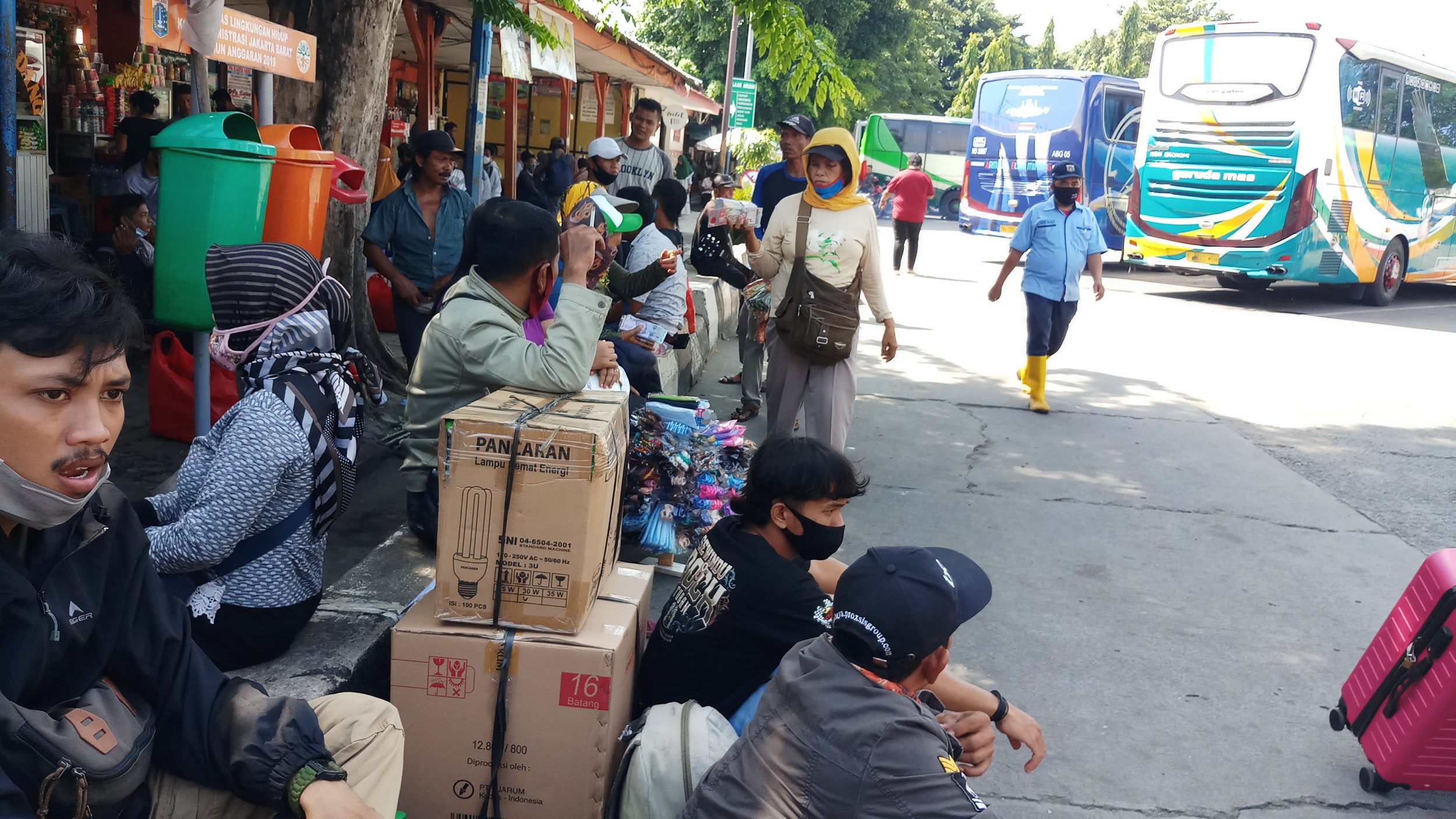 terminal-akap-kalideres-dipadati-pemudik-lebaran_20210410_110509.jpg