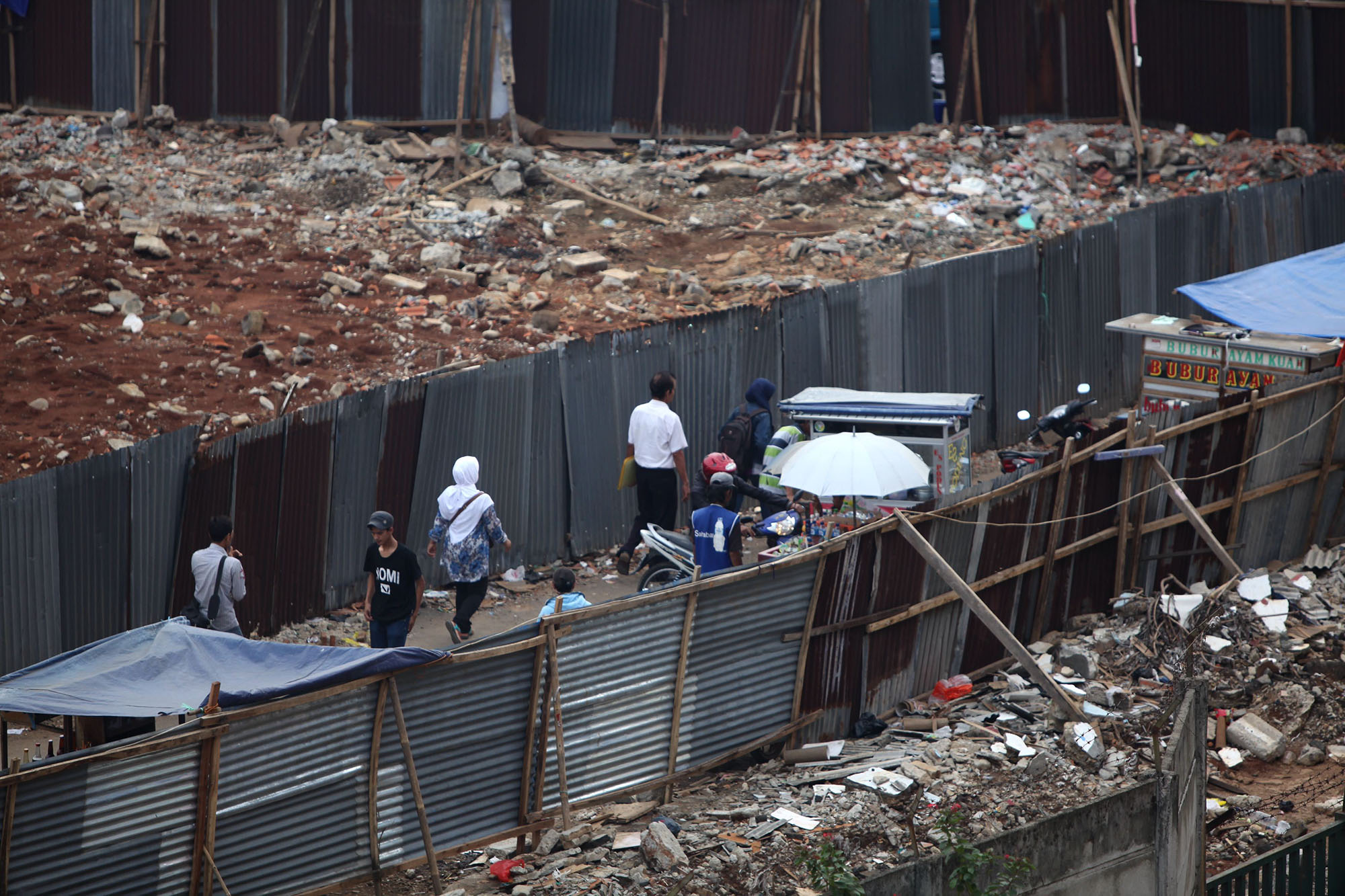 terminal-dan-stasiun-depok-belum-terintegrasi_20141124_151643.jpg