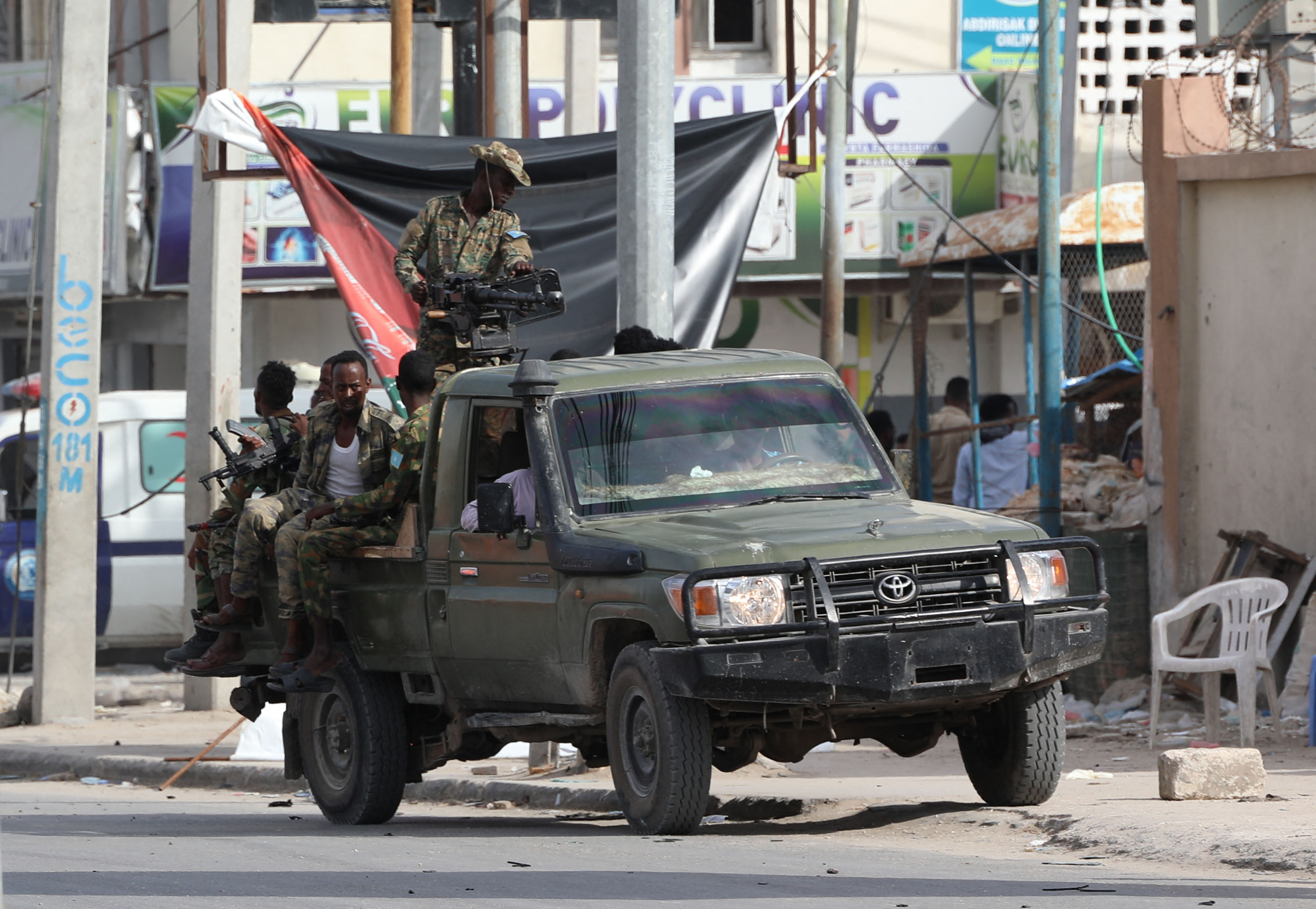 teror-bom-mobil-tewaskan-100-orang-di-somalia_20221101_064756.jpg