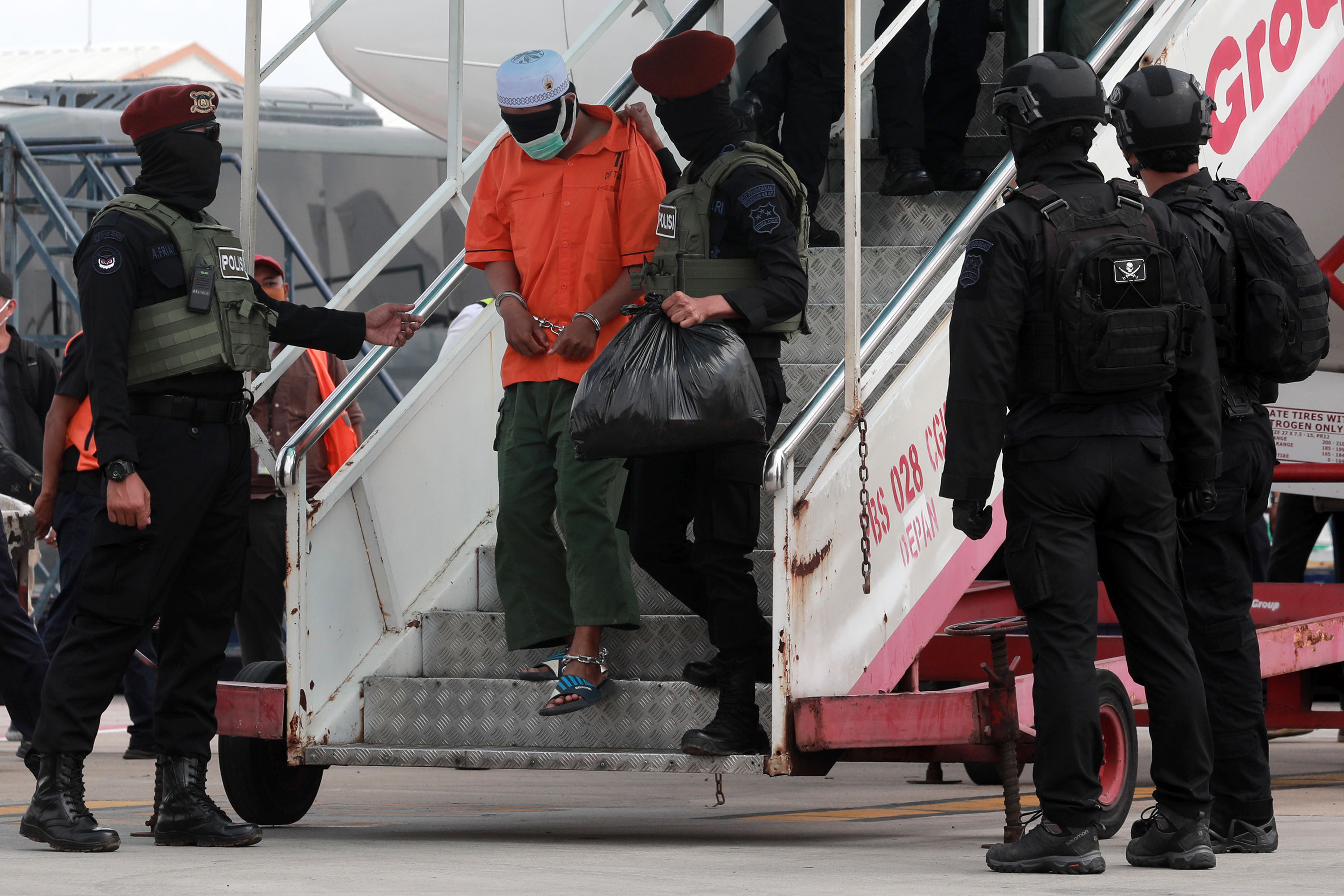 teroris-dari-makassar-dan-gorontalo-tiba-di-jakarta_20210204_201606.jpg
