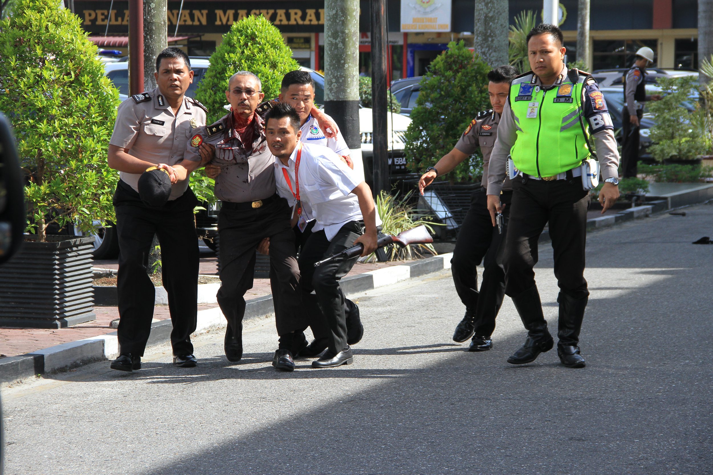 teroris-menyerang-mapolda-riau-tewas-di-dor_20180516_105703.jpg