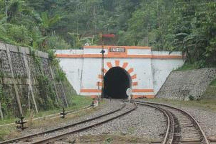 terowongan-jalur-kereta-api-lampegan-di-desa-cibokor-cianjur-jawa-barat.jpg