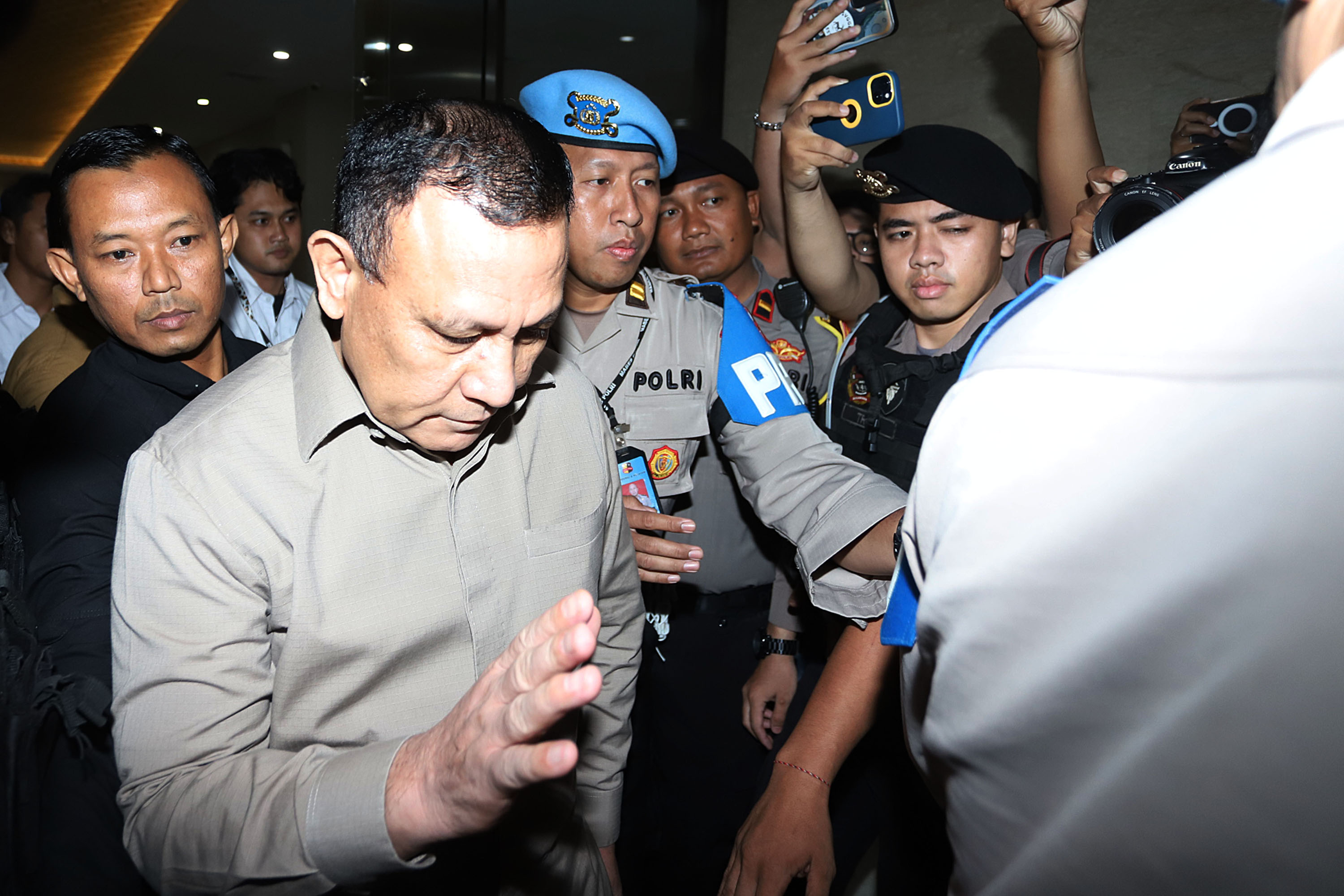tersangka-firli-bahuri-jalani-pemeriksaan-11-jam_20231227_214126.jpg