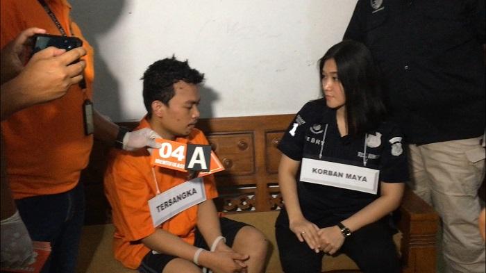 tersangka-haris-simamora-memeragakan-aksinya-dalam-reka-ulang.jpg