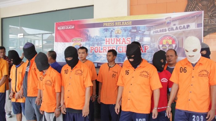 tersangka-kasus-perjudian-yang-ditahan-di-mapolres-cilacap_20171209_035907.jpg