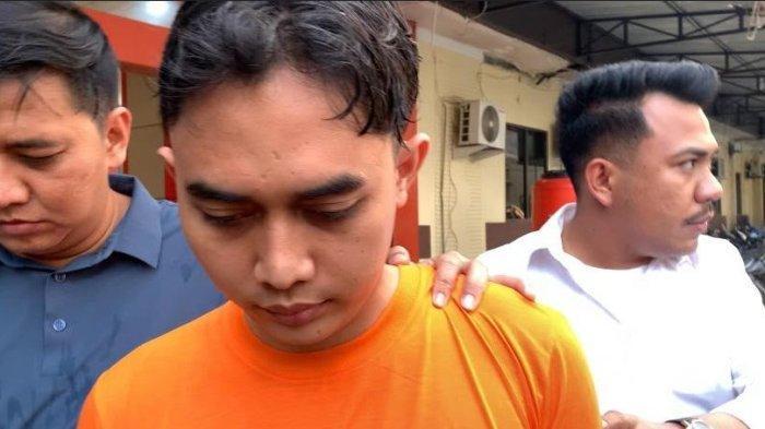 tersangka-panji-satria-saat-dicokok-oleh-polisi-setelah-membunuh.jpg