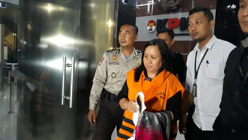 tersangka-yang-ditahan-selasa-16102018-malam-tersebut-y_20181017_020608.jpg