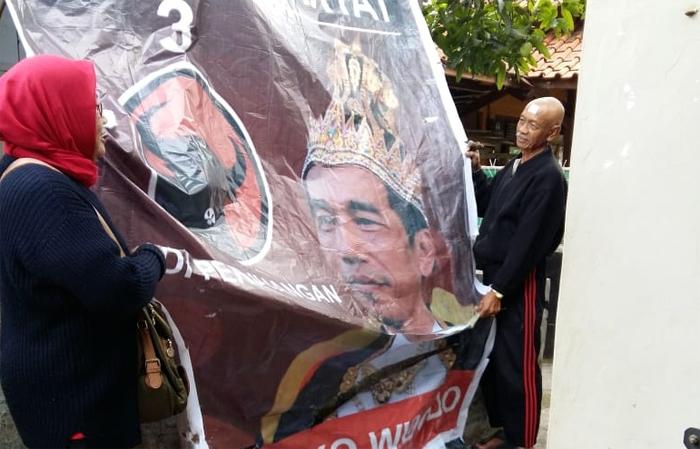 tertibkan-baliho-jokowi-bermahkota-raja.jpg