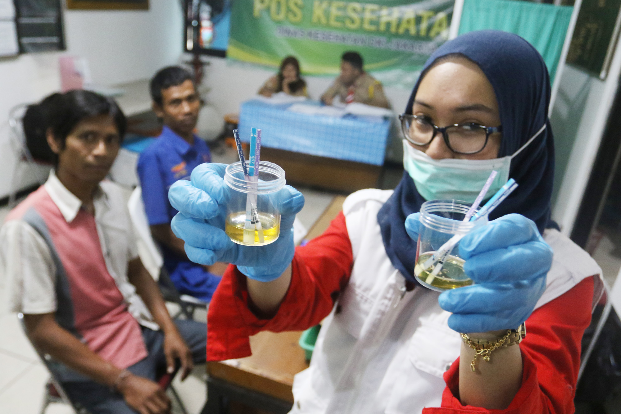 tes-kesehatan-dan-urine-para-pengemudi-angkutan-mudik_20180608_184655.jpg