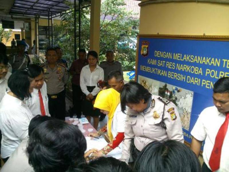 tes-narkoba-polres-depok-nih2_20141120_143325.jpg