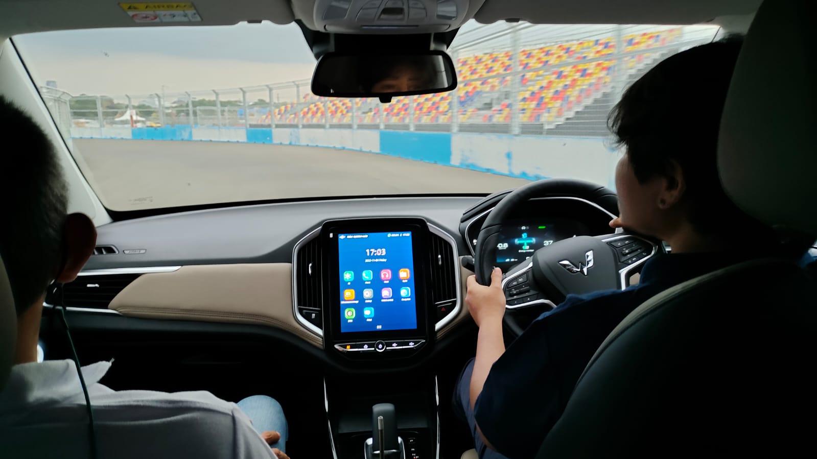 test-drive-singkat-wuling-almaz-hybrid-di-jakarta-international-e-prix-circuit-ancol.jpg