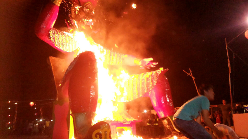 thai-se-ja-dibakar-puncak-sembahyang-rebut_20160818_184512.jpg