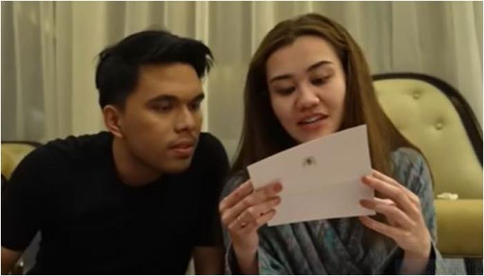 thariq-dn-aaliyah-saat-unboxing-kado-pertama-pernikahan-1.jpg