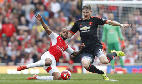 theo-walcott-bastian-schweinsteiger-manchester-united-vs-arsenal-vs-manchester-united_20160228_152234.jpg