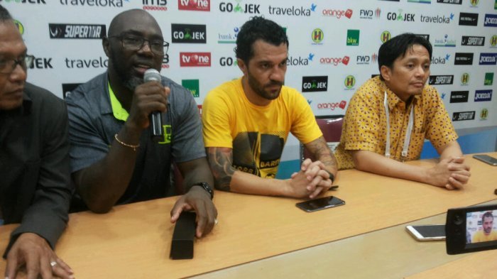 thiago-cunha-dua-dari-kanan-dalam-konferensi-pers_20170619_175433.jpg