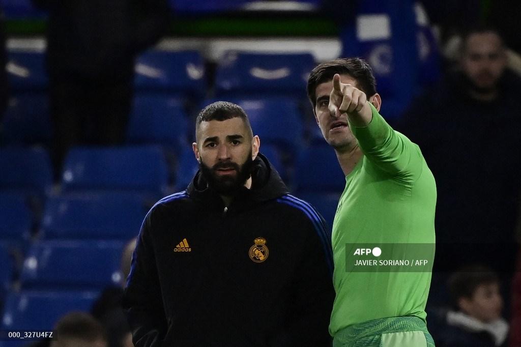 thibaut-courtois-menunjukkan-sesuatu-kepada-striker-real-madrid-karim-benzema.jpg