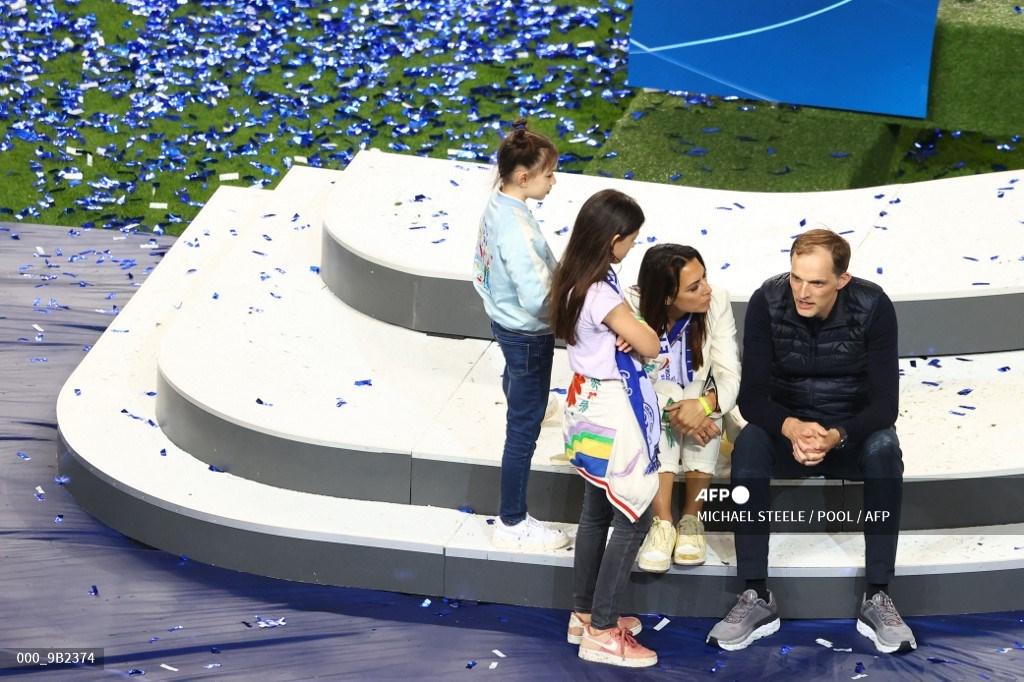 thomas-tuchel-kanan-duduk-bersama-keluarganya-setelah-memenangkan-liga-champions.jpg