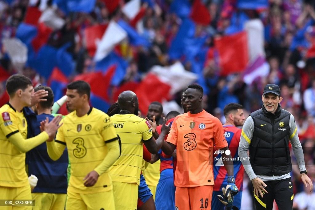 thomas-tuchel-merayakan-dengan-pemain-timnya-di-akhir-pertandingan-piala-fa.jpg