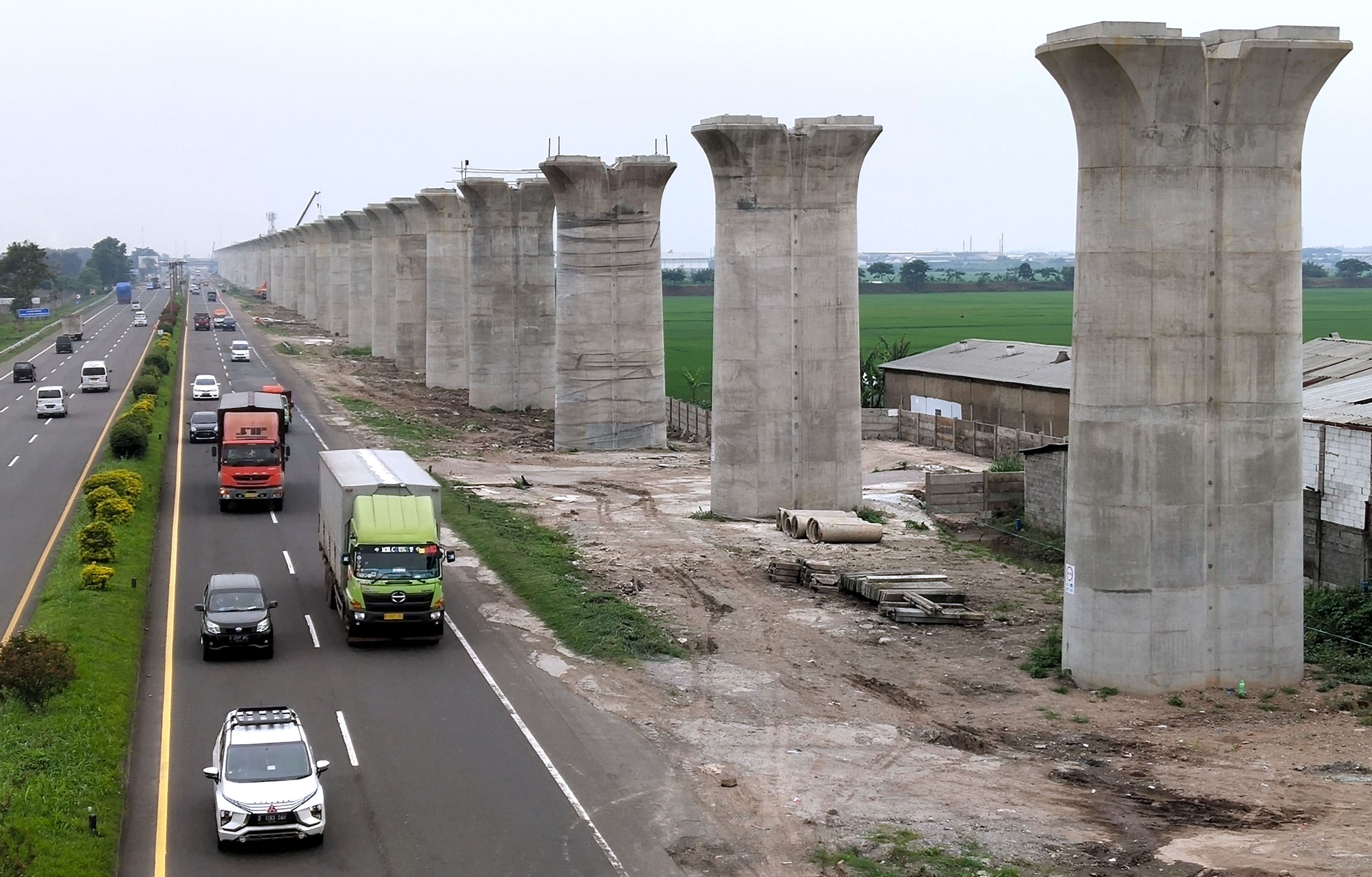 tiang-pancang-kereta-cepat-jakarta-bandung-di-tol-padaleunyi_20210315_223508.jpg