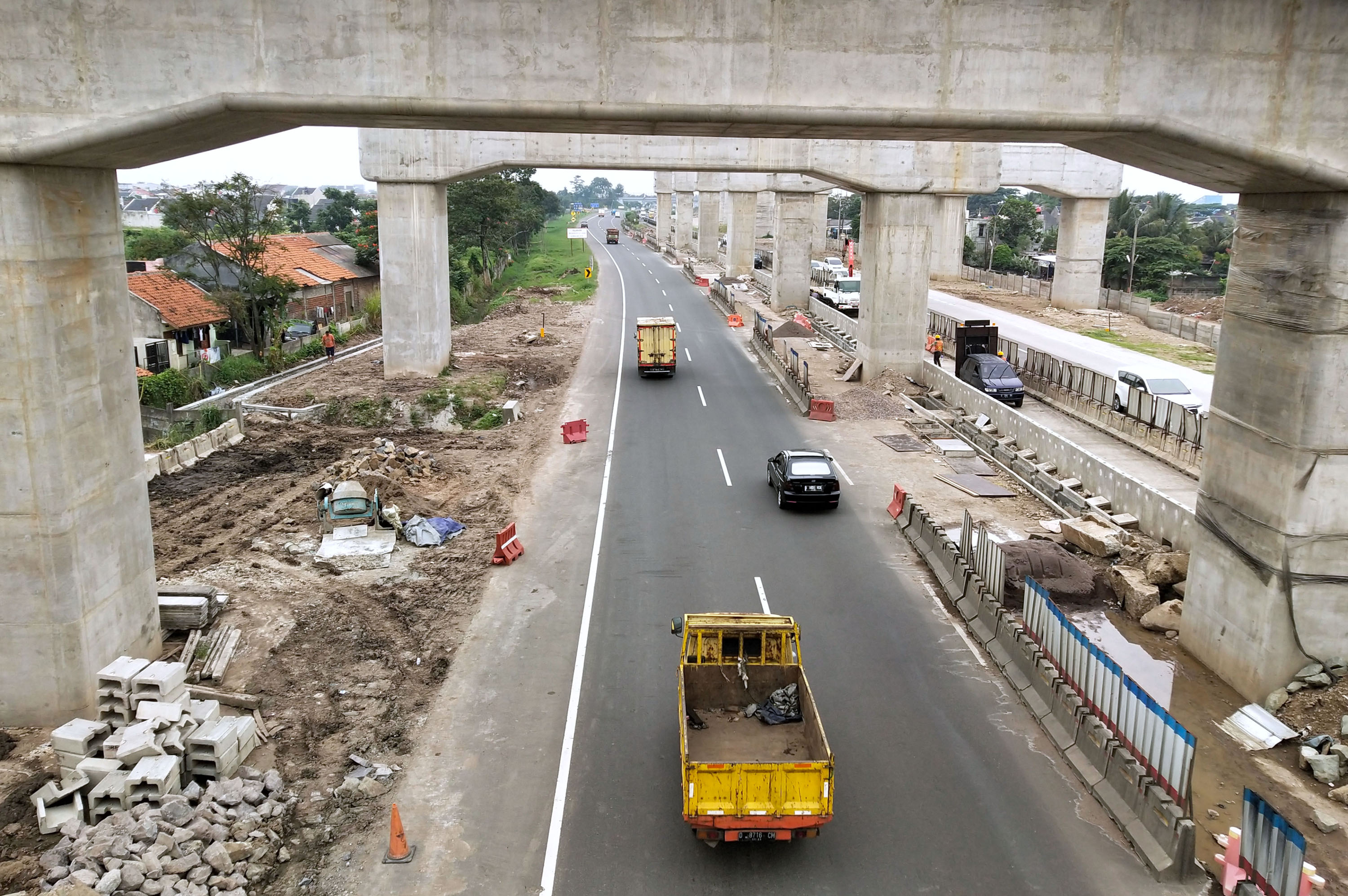 tiang-pancang-kereta-cepat-jakarta-bandung-di-tol-padaleunyi_20210315_224914.jpg