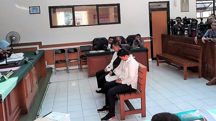 tiga-bos-first-travel-berstatus-terdakwa-saat-menyimak-pembacaan-tuntutan_20180507_162549.jpg