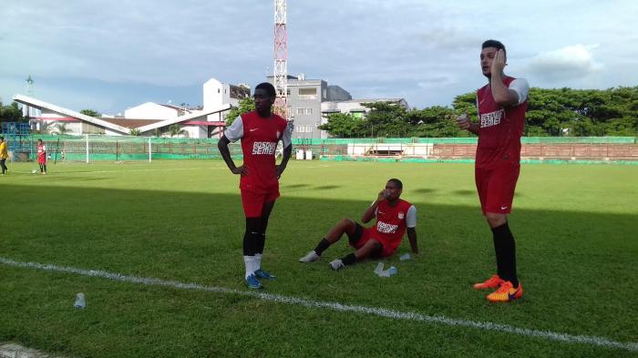 tiga-pemain-brasil-kiri-alex-da-silva-de-souza-jean-phelippe-dutra-carlos-eduardo-da-silva_20160212_230351.jpg
