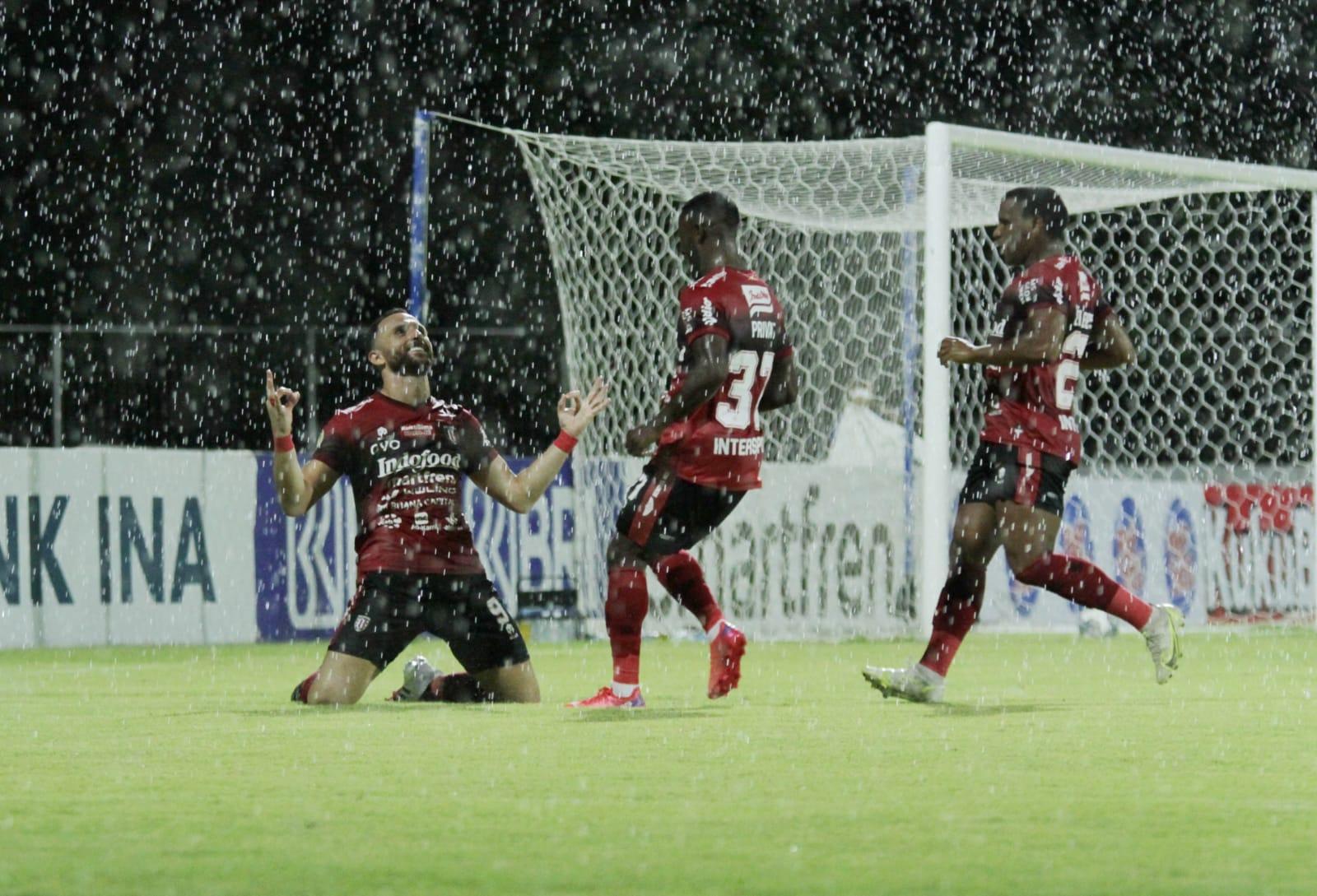 tiga-penggawa-bali-united-ilija-spasojevic-privat-mbarga-dan-eber-bessa.jpg