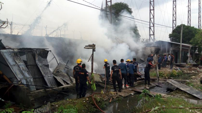 tiga-rumah-di-bantaran-rel-kereta-api-ludes-terbakar_20161022_072742.jpg