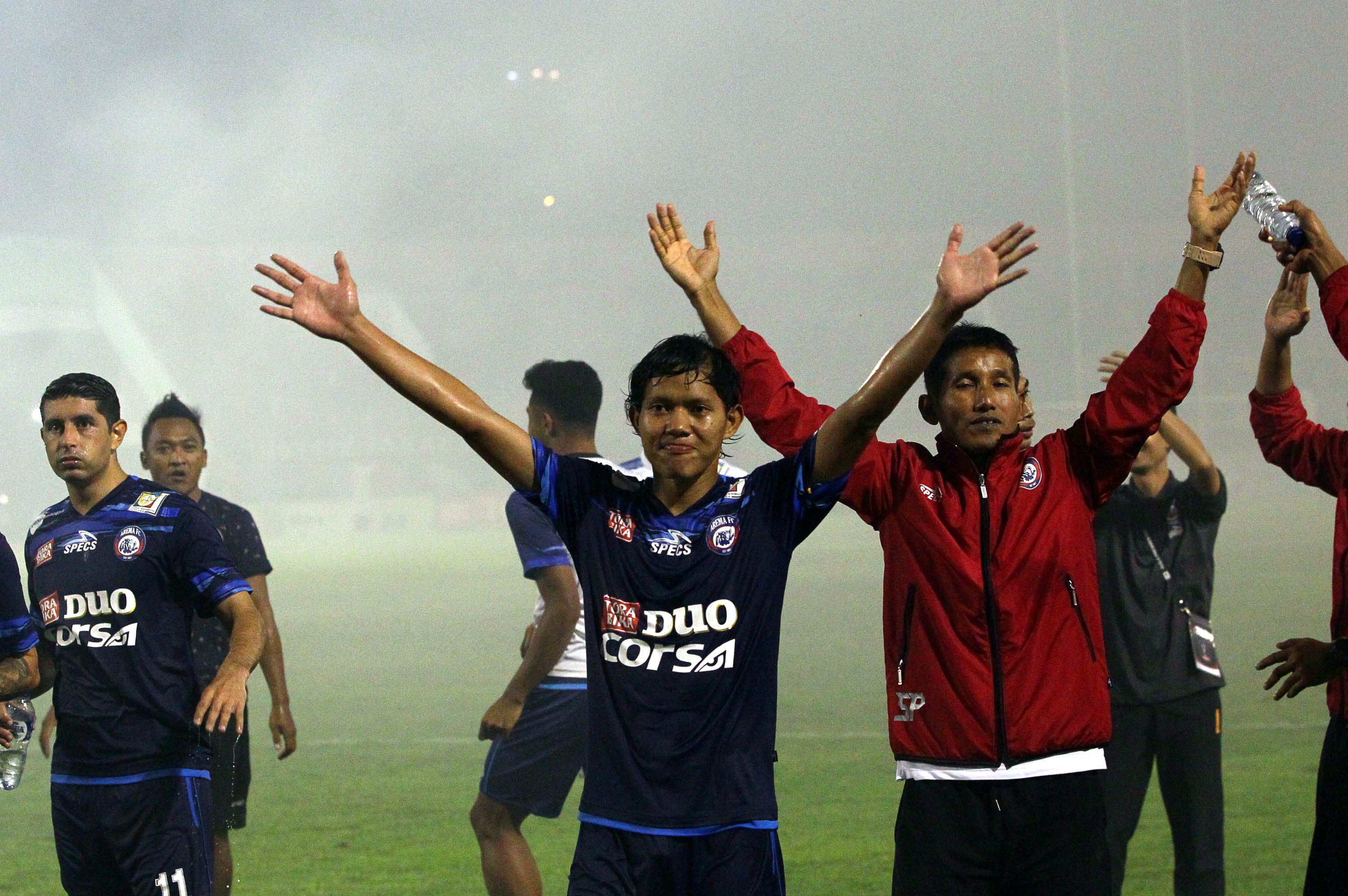 tim-arema-fc-rayakan-kemenangan_20170227_121621.jpg