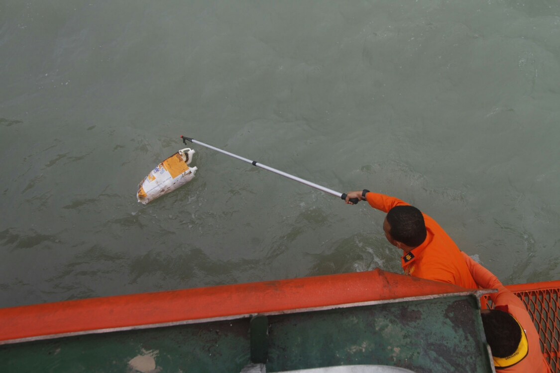 tim-basarnas-lakukan-pencarian-korban-airasia-qz8501_20150104_172529.jpg