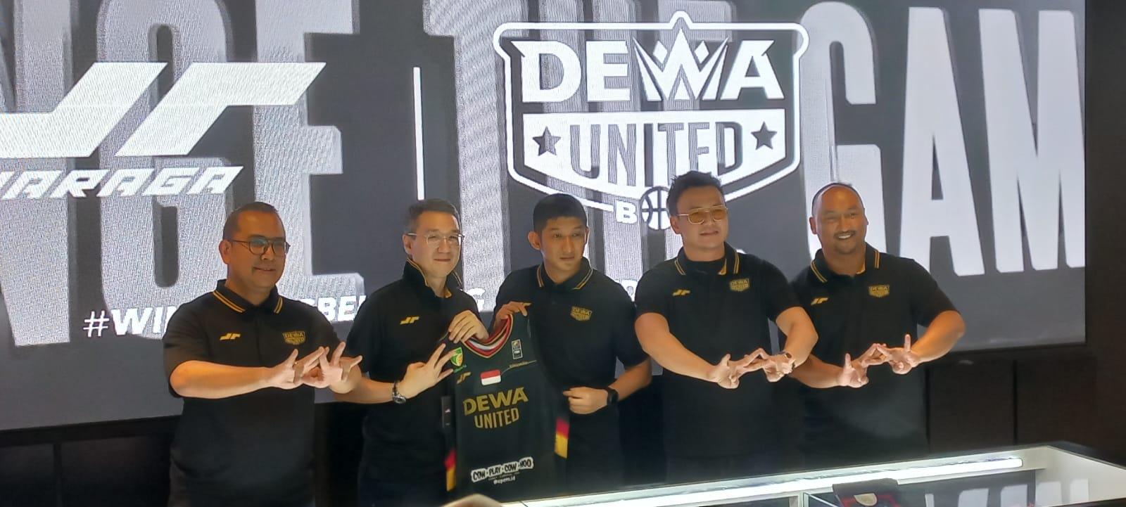 tim-basket-dewa-united-banten-saat-memperkenalkan-apparel-anyar.jpg